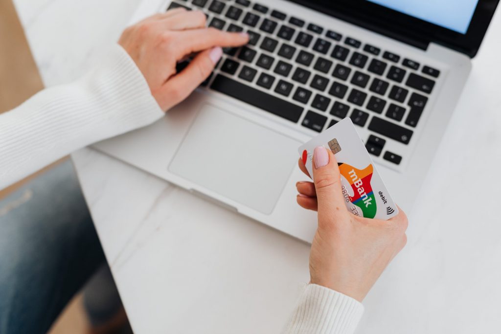 How to Avoid Shopping Scams when Buying Fashion Online